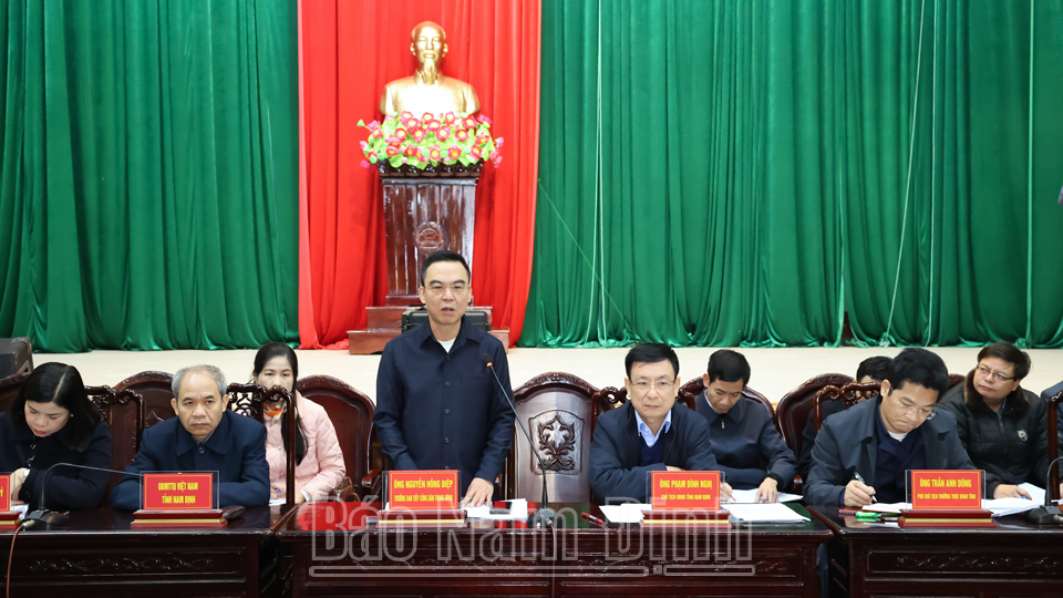 Đồng chí Nguyễn Hồng Điệp, Trưởng Ban tiếp công dân Trung ương phát biểu tại buổi tiếp, đối thoại với công dân khu vực Cồn Xanh. 