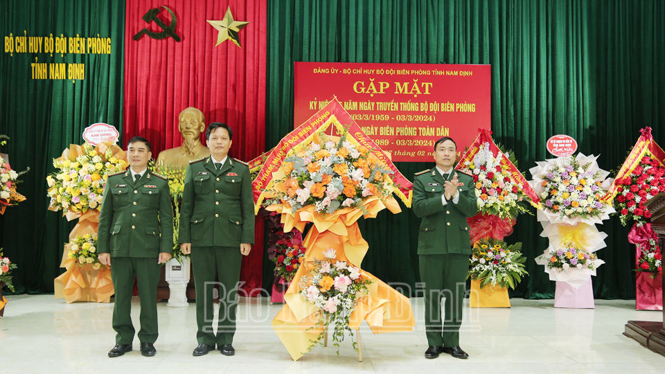 Đại tá Vũ Văn Hưng, Phó Tham mưu trưởng BĐBP tặng hoa chúc mừng Đảng ủy, Bộ Chỉ huy BĐBP tỉnh nhân kỷ niệm 65 năm Ngày truyền thống BĐBP và 35 năm Ngày Biên phòng toàn dân.
