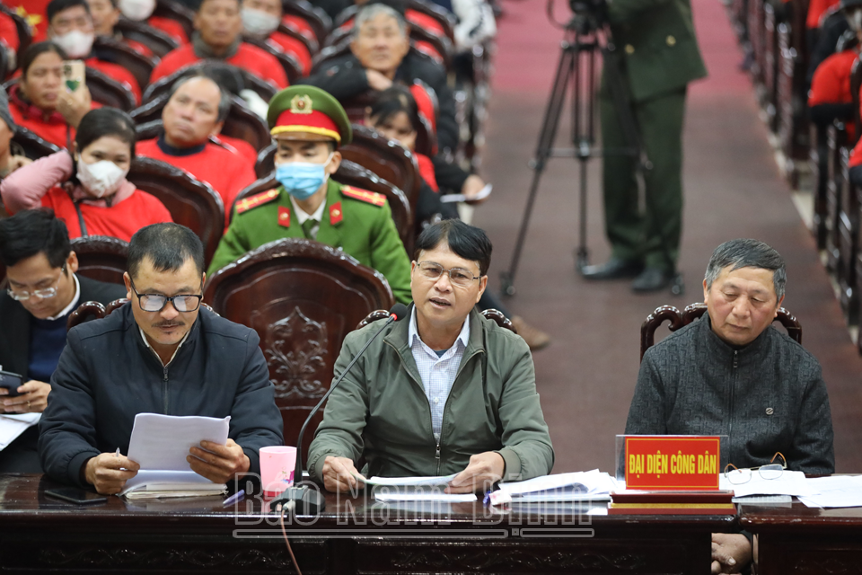 Đại diện các hộ dân Khu vực Cồn Xanh, huyện Nghĩa Hưng trình bày ý kiến tại buổi làm việc. 