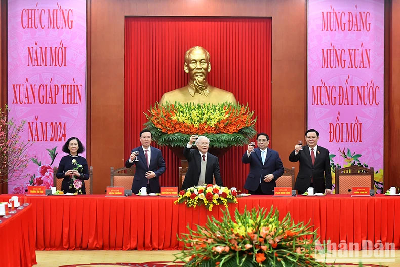 Tổng Bí thư Nguyễn Phú Trọng cùng các đồng chí lãnh đạo Đảng, Nhà nước nâng ly chúc Tết Nguyên đán Giáp Thìn 2024.