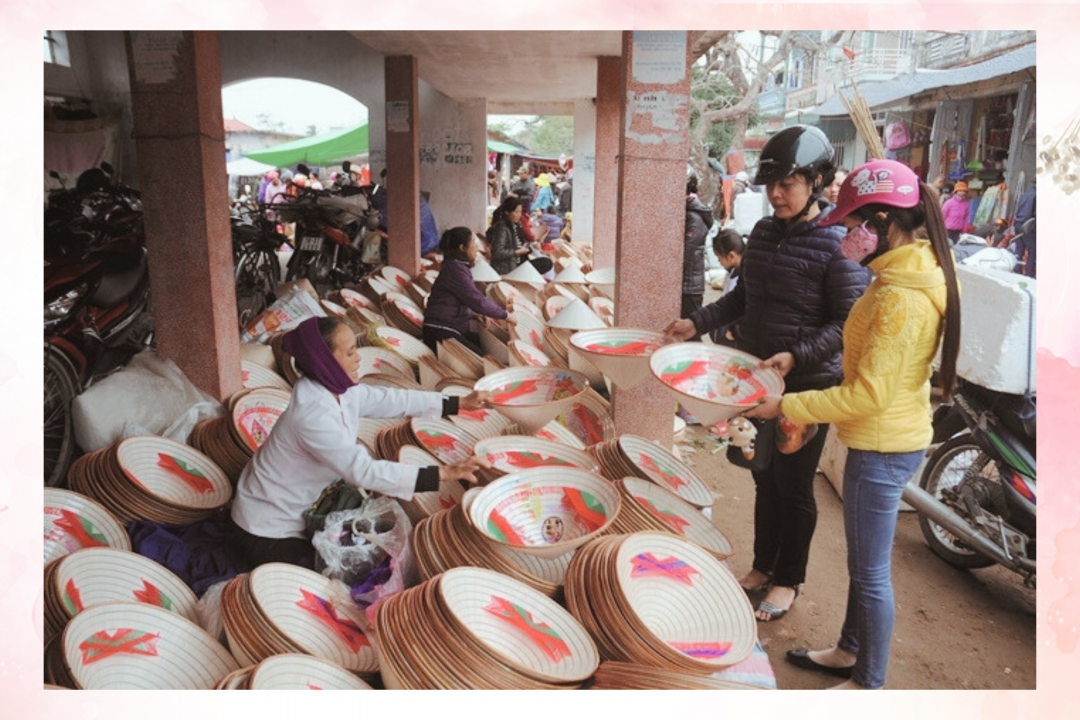 Gian hàng nón lá tại phiên chợ quê xã Giao Nhân (Giao Thủy).