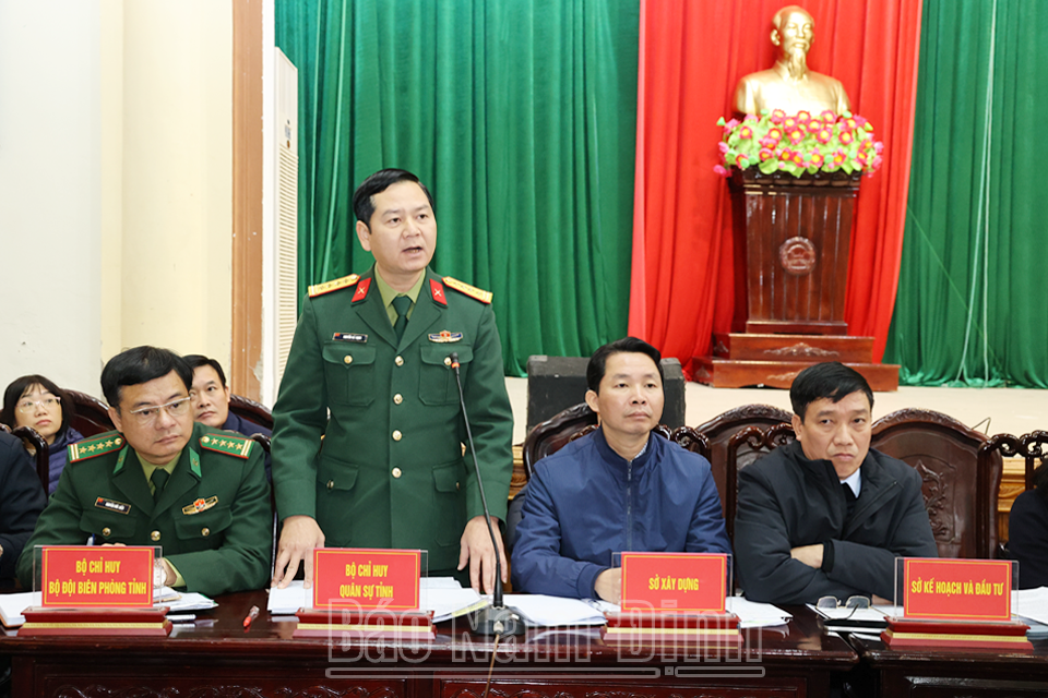 Đại tá Nguyễn Bá Thịnh, Ủy viên Ban TVTU, Chỉ huy trưởng Bộ CHQS tỉnh phát biểu trả lời một số ý kiến của người dân. 