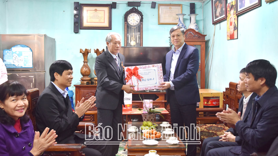 Ðồng chí Trần Lê Đoài, TUV, Phó Chủ tịch UBND tỉnh thăm, tặng quà ông Nguyễn Tất Thắng là bệnh binh  81% ở  phường Vị Xuyên (thành phố Nam Định). 