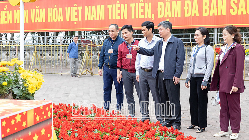 Đồng chí Phạm Duy Hưng, TUV, Chủ tịch UBND thành phố Nam Định kiểm tra công tác chuẩn bị lễ Khai ấn Đền Trần 2024.