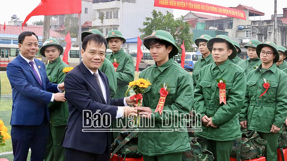 Đồng chí Nguyễn Mạnh Hiền, Uỷ viên Ban TVTU, Chủ nhiệm Uỷ ban Kiểm tra Tỉnh uỷ tặng hoa, động viên thanh niên huyên Ý Yên lên đường nhập ngũ. 