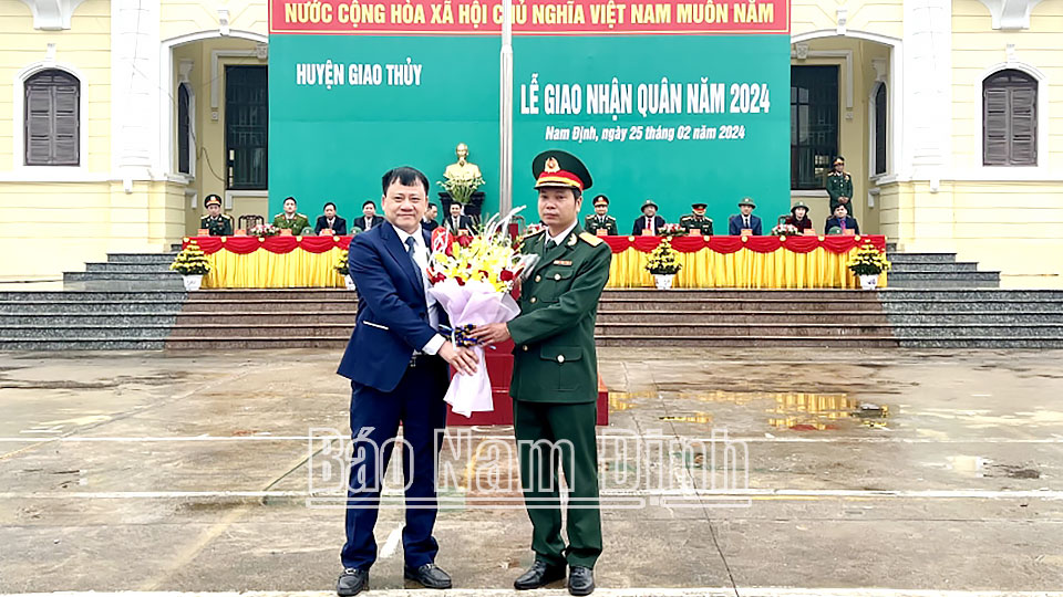 Đồng chí Mai Thanh Long, TUV, Phó Chủ tịch HĐND tỉnh tặng hoa Hội đồng Nghĩa vụ quân sự huyện Giao Thuỷ.