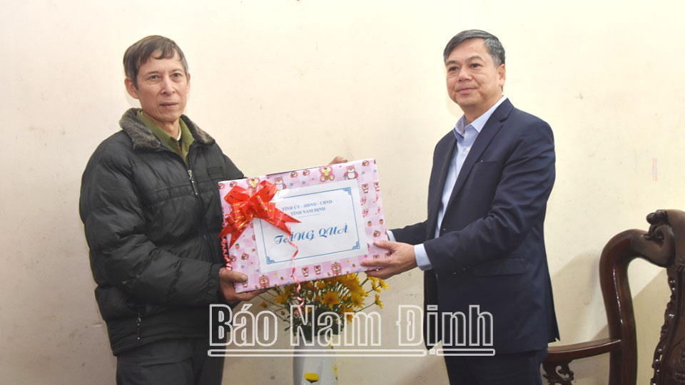 Ðồng chí Trần Lê Đoài, TUV, Phó Chủ tịch UBND tỉnh thăm, tặng quà ông Vũ Đình Hòa, là người hoạt động kháng chiến bị nhiễm chất độc hóa học, ở đường Trường Chinh, phường Hạ Long (thành phố Nam Định).
