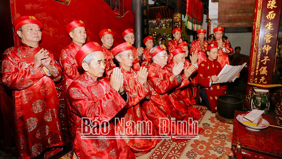 Các bậc cao niên phường Lộc Vượng thực hiện các nghi lễ Khai ấn.