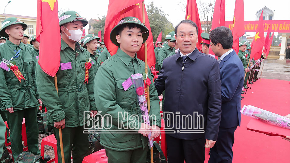 Đồng chí Nguyễn Văn Va, Ủy viên Ban TVTU, Trưởng Ban Tổ chức Tỉnh ủy tặng hoa, động viên tân binh huyện Vụ Bản.
