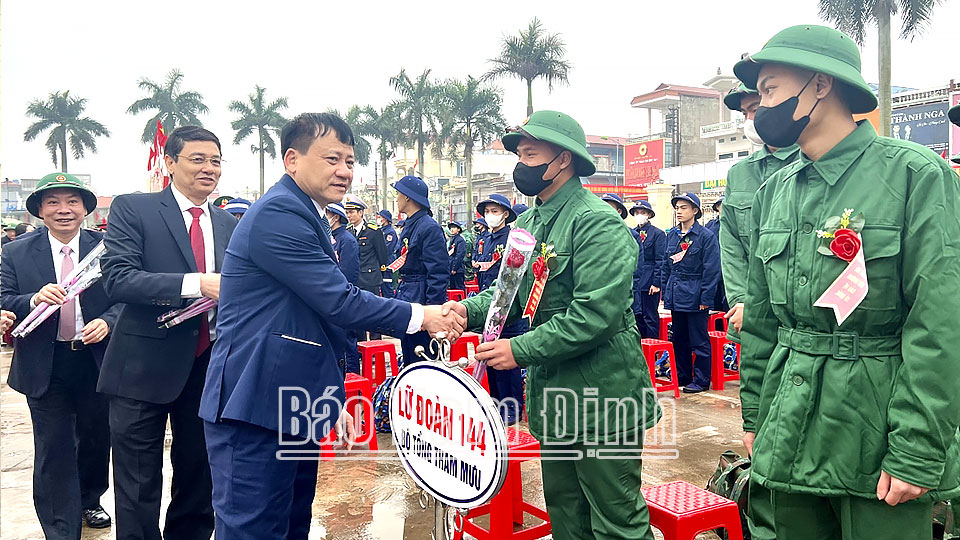 Đồng chí Mai Thanh Long, TUV, Phó Chủ tịch HĐND tỉnh tặng hoa cho các tân binh huyện Giao Thủy trước khi lên đường nhập ngũ.