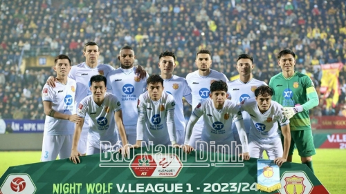 CLB bóng đá Thép Xanh Nam Định giành chiến thắng kịch tính trước CLB bóng đá Hà Nội trên sân Thiên Trường