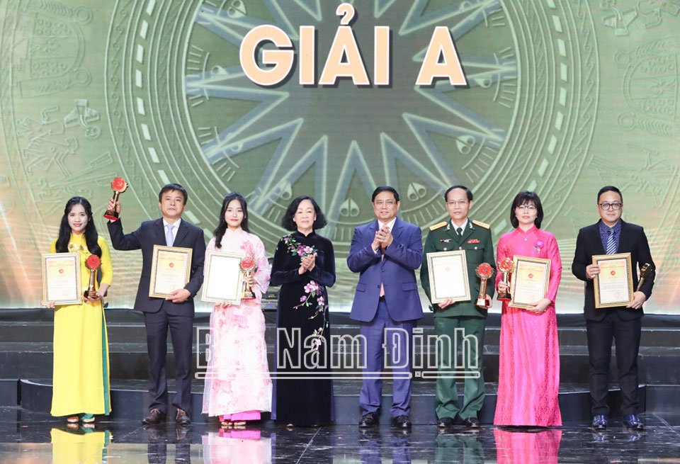 Các đồng chí Ủy viên Bộ Chính trị: Thủ tướng Chính phủ Phạm Minh Chính; Trương Thị Mai, Thường trực Ban Bí thư, Trưởng Ban Tổ chức Trung ương trao giải A cho các tác giả.
