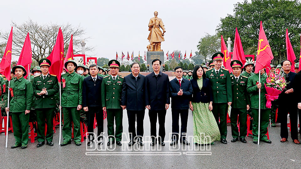 Đồng chí Bí thư Tỉnh ủy Phạm Gia Túc và các đồng chí lãnh đạo động viên các tân binh lên đường nhập ngũ.