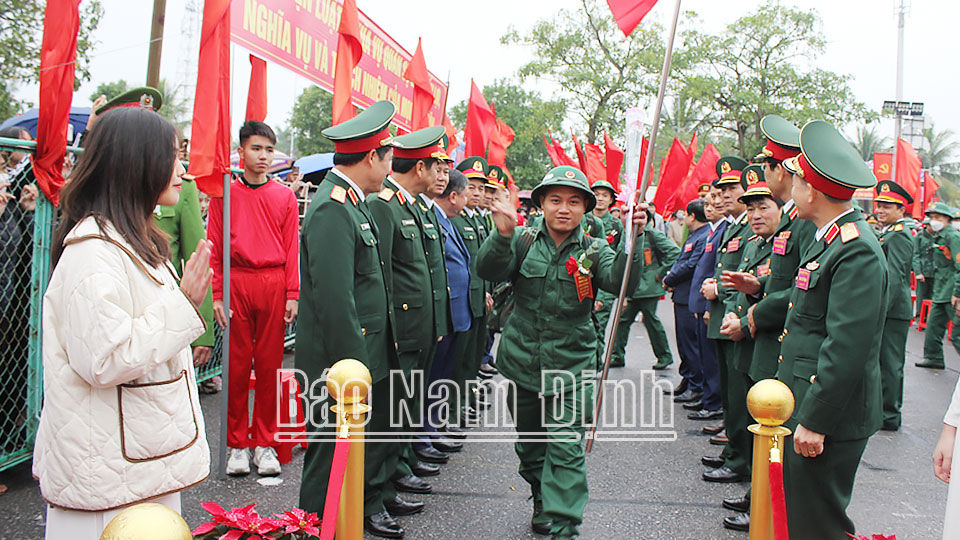 Tân binh huyện Hải Hậu lên đường nhập ngũ trong ngày hội giao nhận quân năm 2024. 