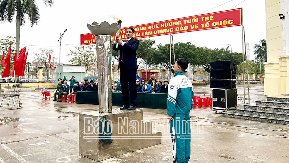 Đồng chí Phạm Quang Ái, TUV, Bí thư Huyện ủy Giao Thuỷ thắp lửa truyền thống.
