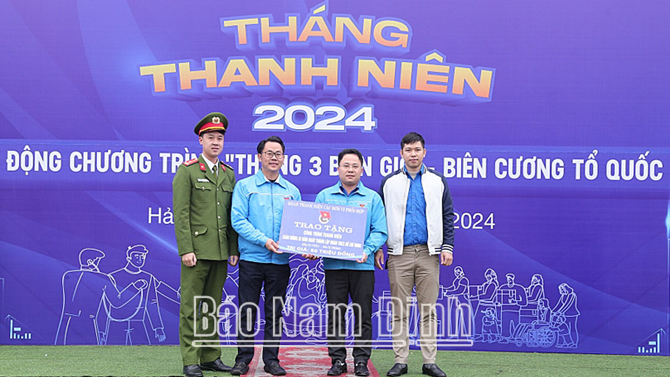 Đoàn Thanh niên Ban Tuyên giáo Trung ương, Uỷ ban Giám sát Tài chính quốc gia, Viện Hàn lâm Khoa học Công nghệ, các Cục A07, C05, C11 (Bộ Công an) trao tặng “Công trình thanh niên” cho Huyện đoàn Hải Hậu. 