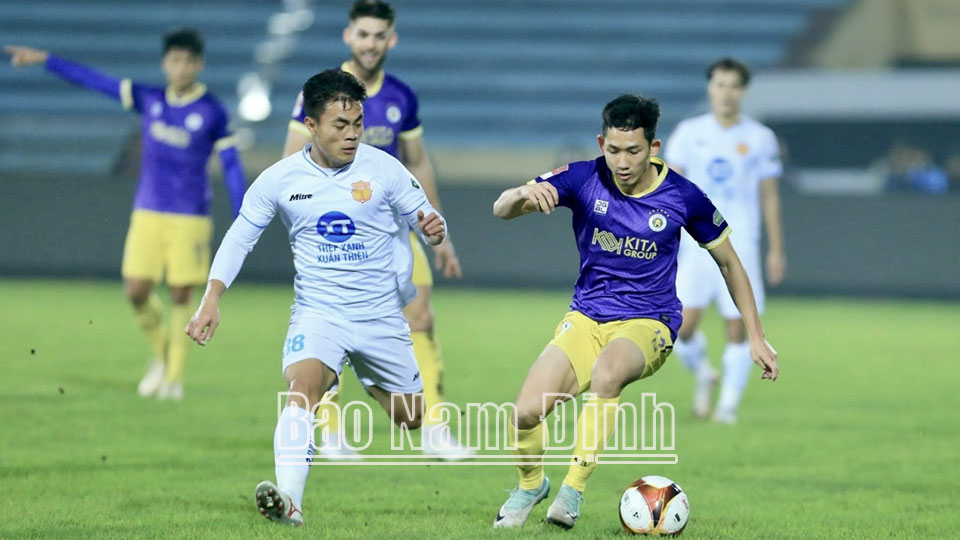 Tình huống tranh chấp bóng giữa các cầu thủ Thép Xanh Nam Định và Hà Nội.