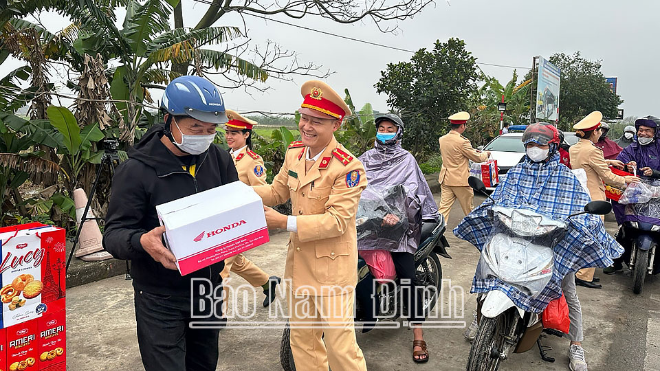 Cán bộ, chiến sĩ Phòng Cảnh sát Giao thông (Công an tỉnh) hỗ trợ nhân dân di chuyển về quê ăn Tết