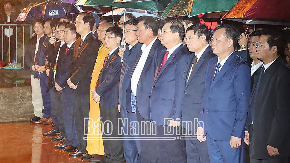 Các đồng chí lãnh đạo Trung ương, lãnh đạo tỉnh dâng hương tưởng nhớ các vua Trần.