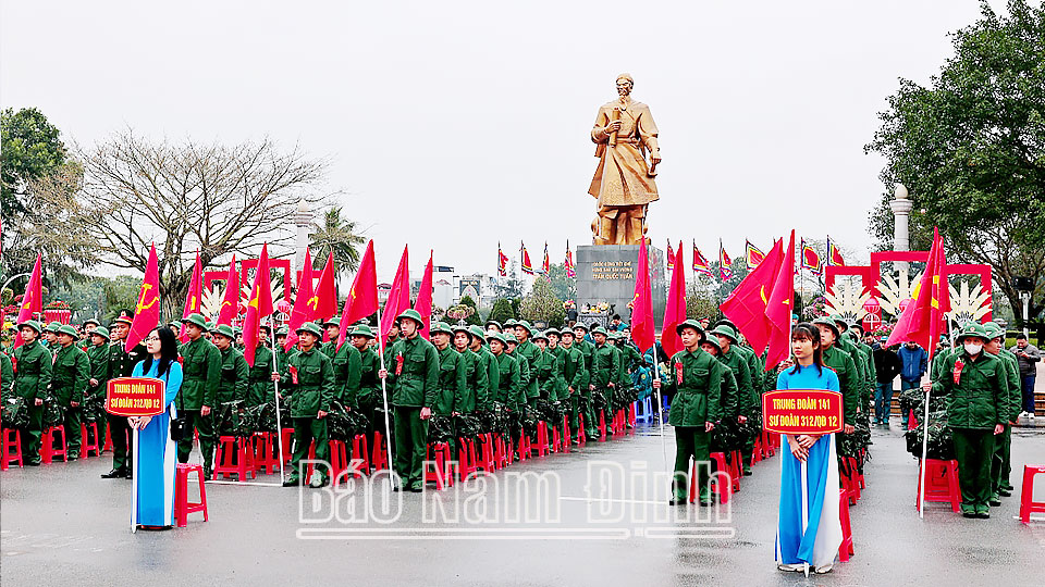 Quang cảnh lễ giao nhận quân thành phố Nam Định. 