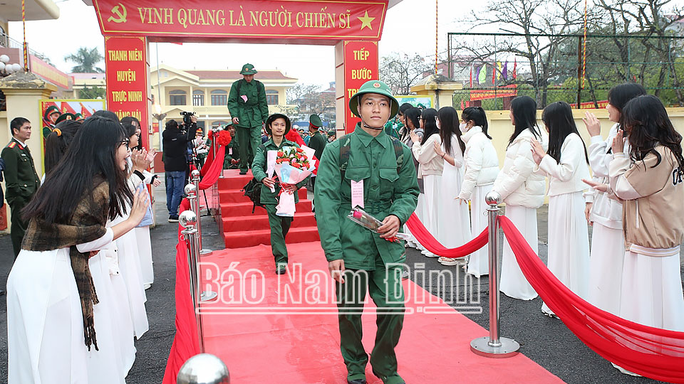 Thanh niên huyện Trực Ninh hăng hái lên đường nhập ngũ năm 2024. 