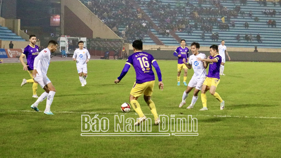 Tình huống tranh chấp bóng giữa các cầu thủ Thép Xanh Nam Định và Hà Nội.