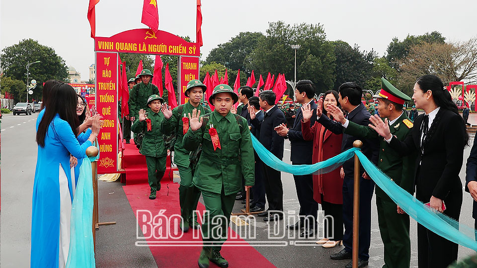 Tân binh thành phố đi qua cầu Vinh Quang lên đường nhập ngũ. 