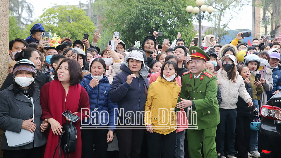 Gia đình tân binh huyện Trực Ninh chia tay tiễn tân binh lên đường nhập ngũ năm 2024. 