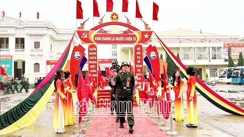 Các tân binh huyện Giao Thuỷ bước qua Cầu Vinh Quang.