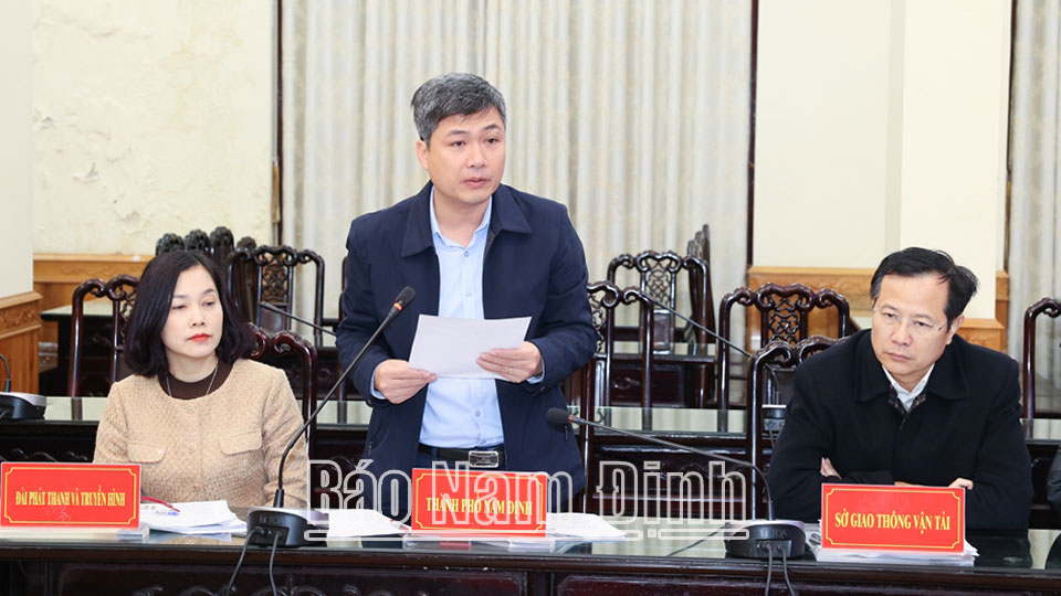 Đồng chí Phạm Duy Hưng, TUV, Chủ tịch UBND thành phố Nam Định phát biểu tại cuộc họp.