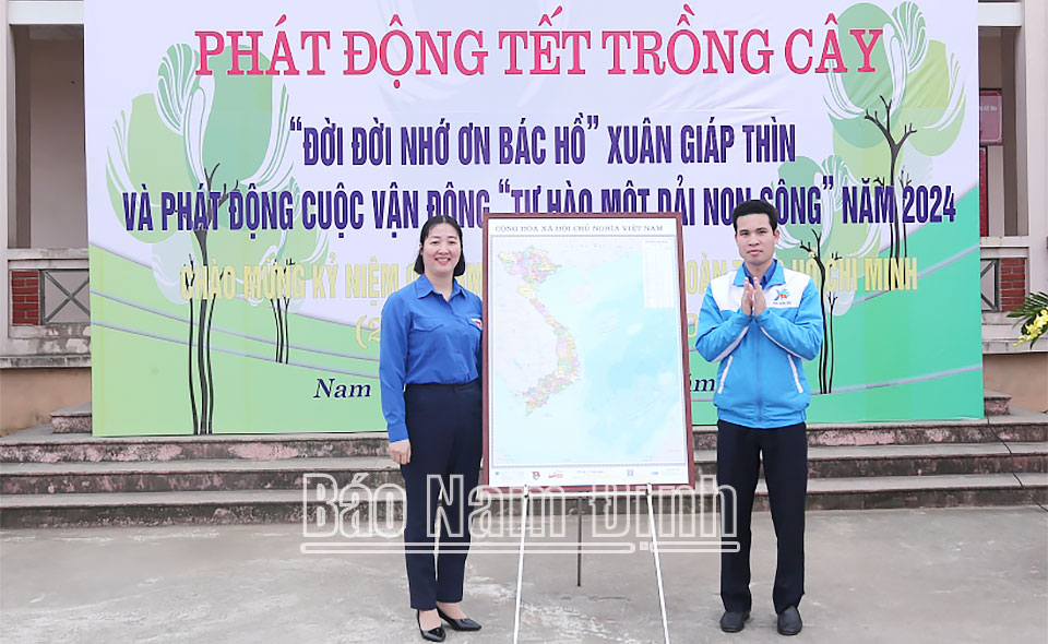 Đồng chí Triệu Văn Thái, TUV, Bí thư Tỉnh Đoàn trao tặng bản đồ Việt Nam cho Huyện đoàn Nam Trực. 