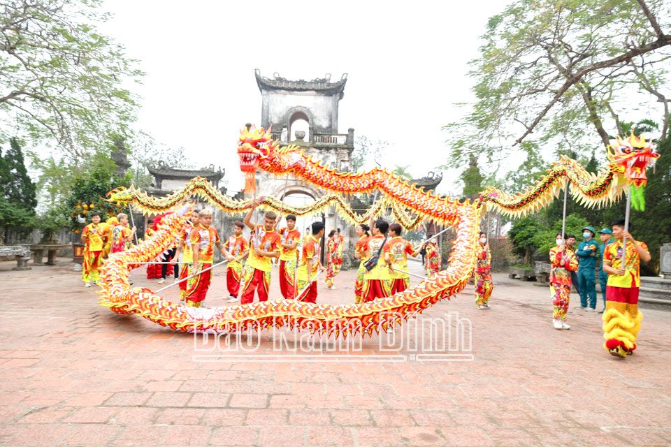 Múa rồng trong lễ hội Khai ấn Đền Trần.