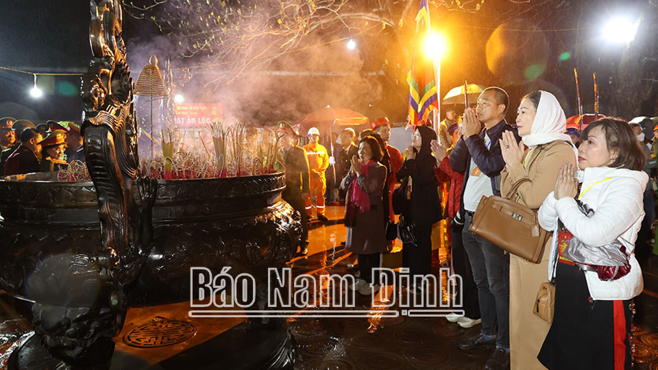 Các đại biểu thành kính dâng hương tưởng nhớ các vị Vua Trần và Hưng Đạo Đại vương Trần Quốc Tuấn