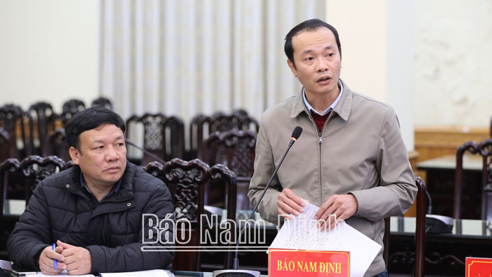Đồng chí Phạm Văn Trường, Tổng Biên tập Báo Nam Định phát biểu tại cuộc họp. 