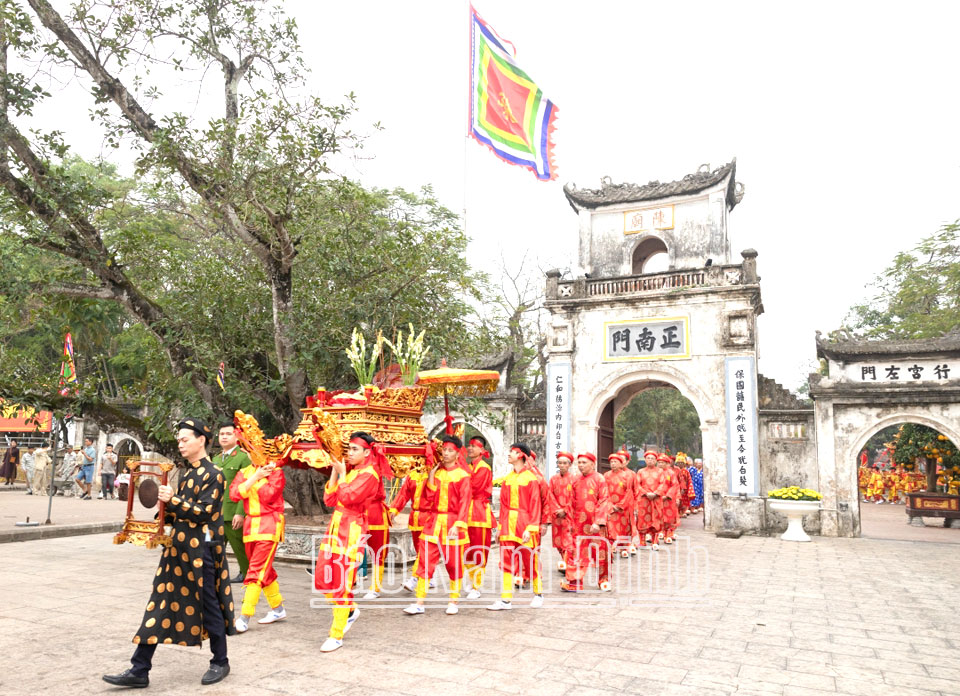 Đoàn rước kiệu trong lễ hội Khai ấn Đền Trần.
