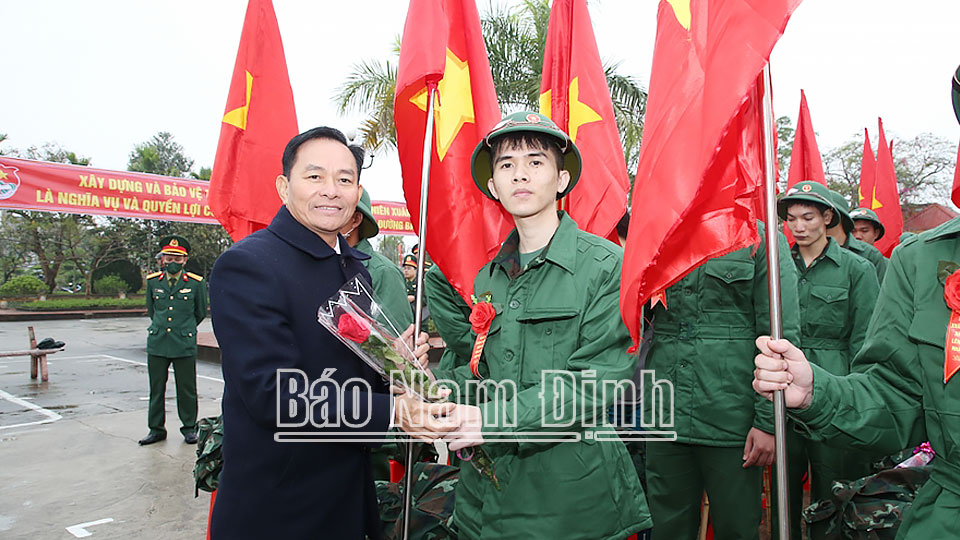 <em>Đồng chí Nguyễn Phùng Hoan, Ủy viên Ban TVTU, Phó Chủ tịch Thường trực HĐND tỉnh tặng hoa, động viên tân binh lên đường nhập ngũ. </em>
