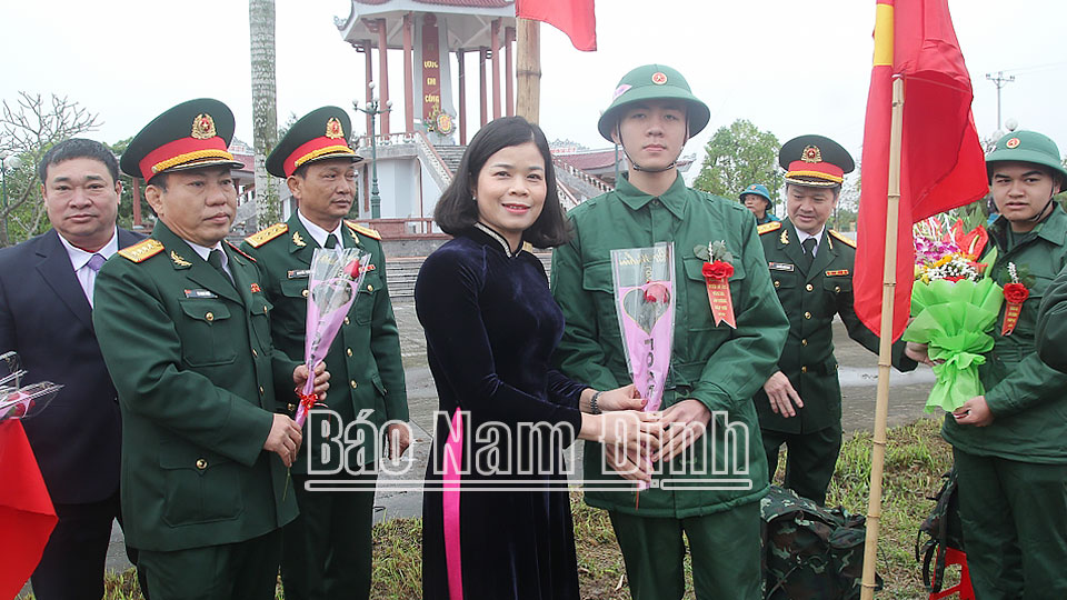 Đồng chí Phạm Thị Thu Hằng, Uỷ viên Ban TVTU, Trưởng Ban Tuyên giáo Tỉnh ủy tặng hoa, động viên tân binh huyện Mỹ Lộc lên đường nhập ngũ.