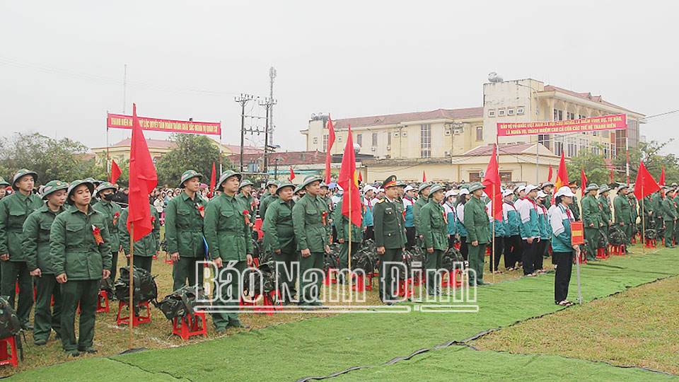 Lực lượng thanh niên ưu tú huyện Mỹ Lộc trước giờ lên đường làm nhiệm vụ bảo vệ Tổ quốc.