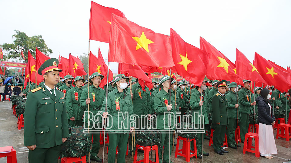 Quang cảnh lễ giao nhận quân huyện Xuân Trường. 