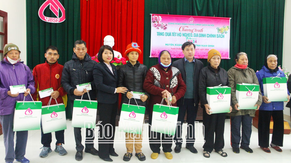 Tặng 45 suất quà Tết cho hộ nghèo và đối tượng chính sách của các huyện Xuân Trường, Nghĩa Hưng