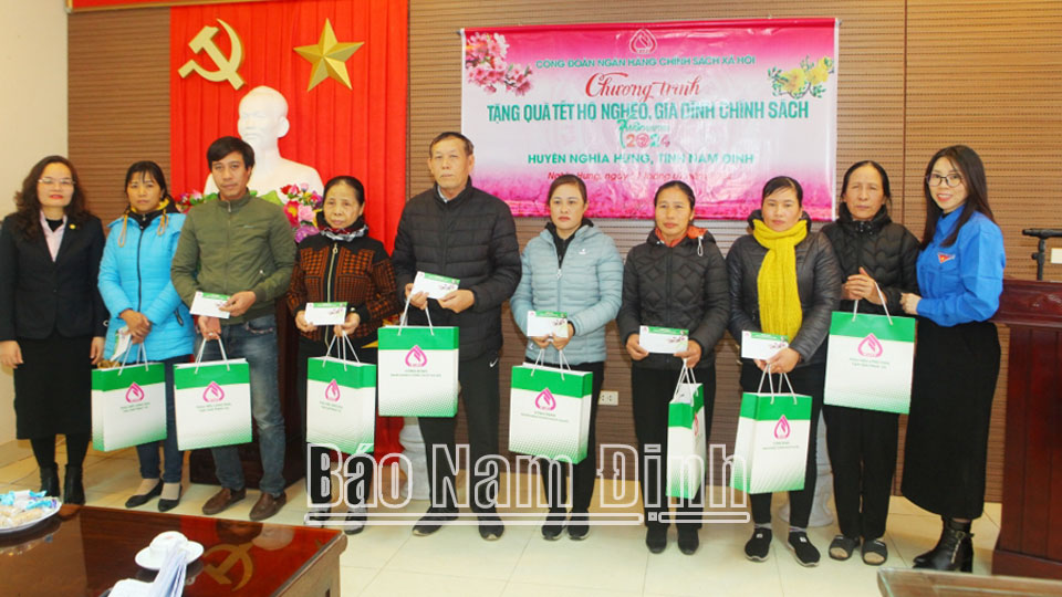 Đại diện Đoàn thanh niên NHCSXH tỉnh và NHCSXH huyện Nghĩa Hưng tặng quà Tết cho hộ nghèo và các đối tượng chính sách của huyện.