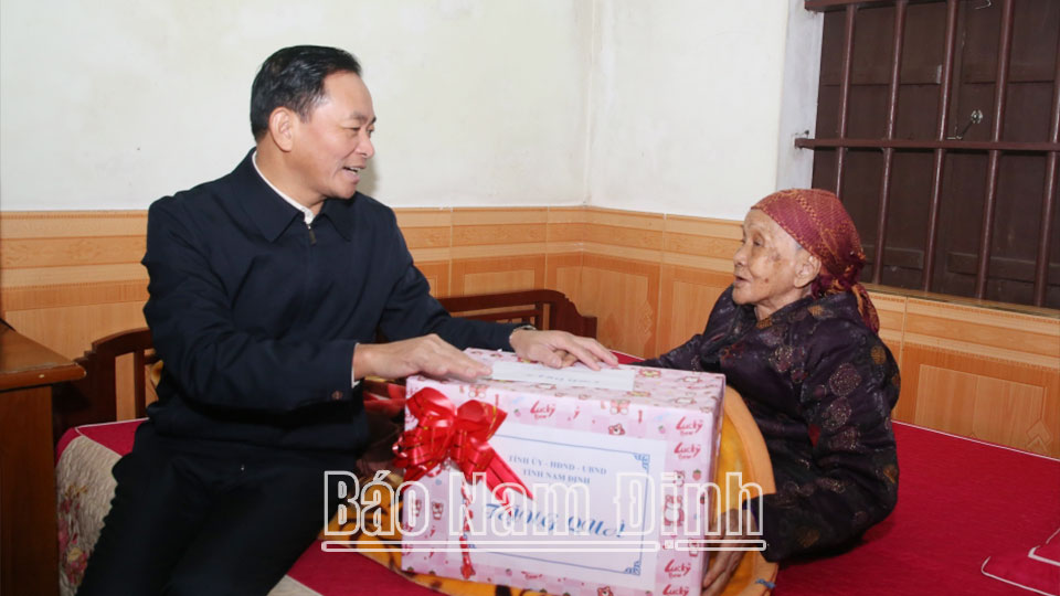 Đồng chí Phó Chủ tịch Thường trực HĐND tỉnh Nguyễn Phùng Hoan đến tặng quà mẹ liệt sỹ Phạm Đình Văn ở xóm 4, xã Xuân Tân.