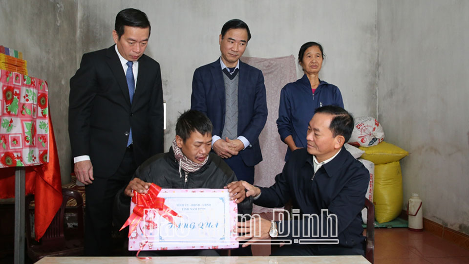 Đồng chí Phó Chủ tịch Thường trực HĐND tỉnh Nguyễn Phùng Hoan tặng quà gia đình ông Ngô Văn Luân, có 2 người khuyết tật nặng, ở xóm 7, xã Xuân Tân.