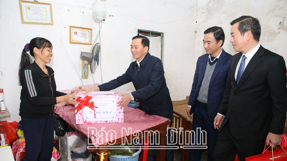 Đồng chí Phó Chủ tịch Thường trực HĐND tỉnh Nguyễn Phùng Hoan tặng quà bà Đặng Thị Thúy là hộ nghèo ở xóm 7 xã Xuân Đài.