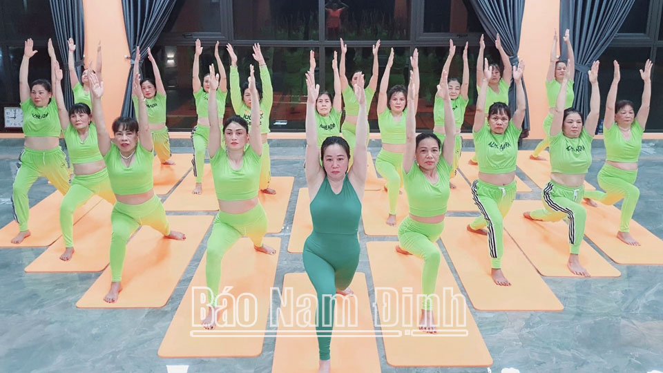 Người dân tập Yoga tại một cơ sở kinh doanh dịch vụ thể dục thể thao trên địa bàn thành phố Nam Định.