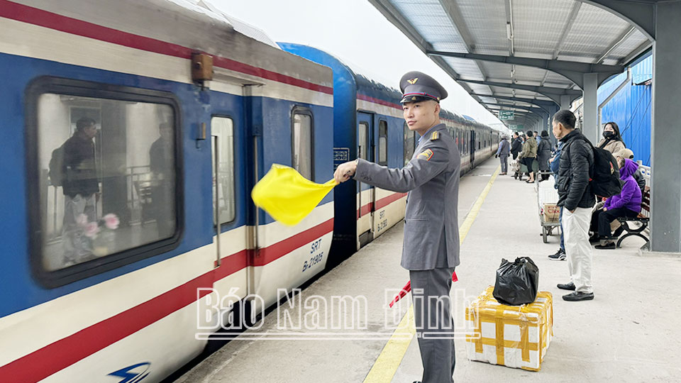 Gác lại niềm vui riêng, cán bộ, nhân viên Ga Nam Định luôn hoàn thành nhiệm vụ, đảm bảo hành khách về quê đón Tết an toàn, thuận tiện.