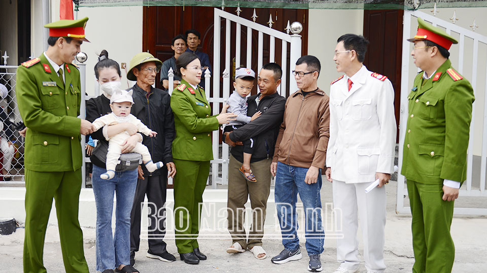 Các lực lượng Công an tỉnh gặp gỡ động viên nhân dân xã Xuân Hòa (Xuân Trường) tích cực tham gia phong trào bảo vệ an ninh Tổ quốc.