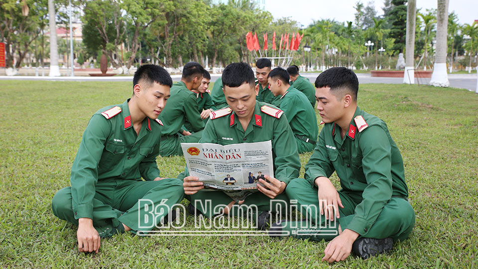 Chiến sĩ Trung đội Vệ binh 
(Bộ Chỉ huy Quân sự tỉnh) tranh thủ đọc báo trong giờ giải lao.
