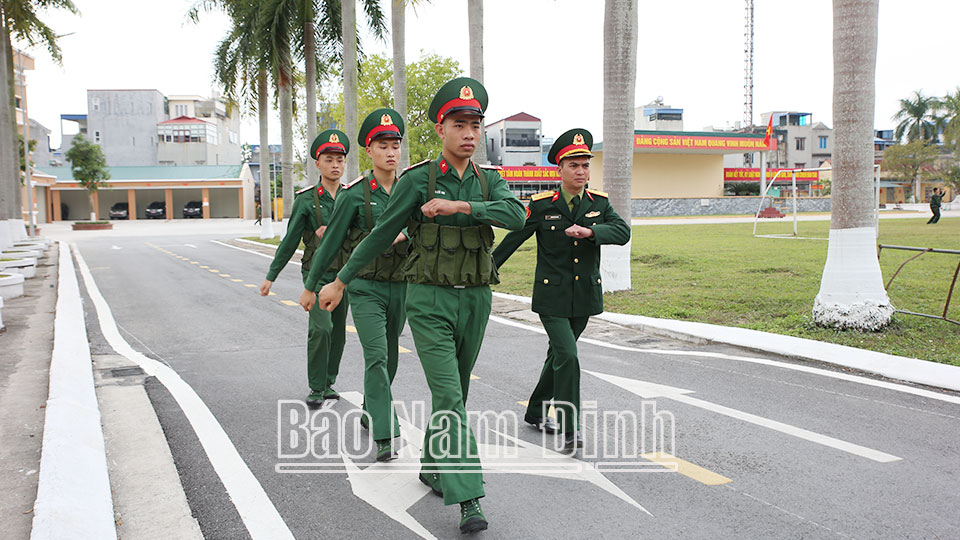 Chiến sĩ Trung đội Vệ binh (Bộ Chỉ huy Quân sự tỉnh) chuẩn bị thay ca gác.