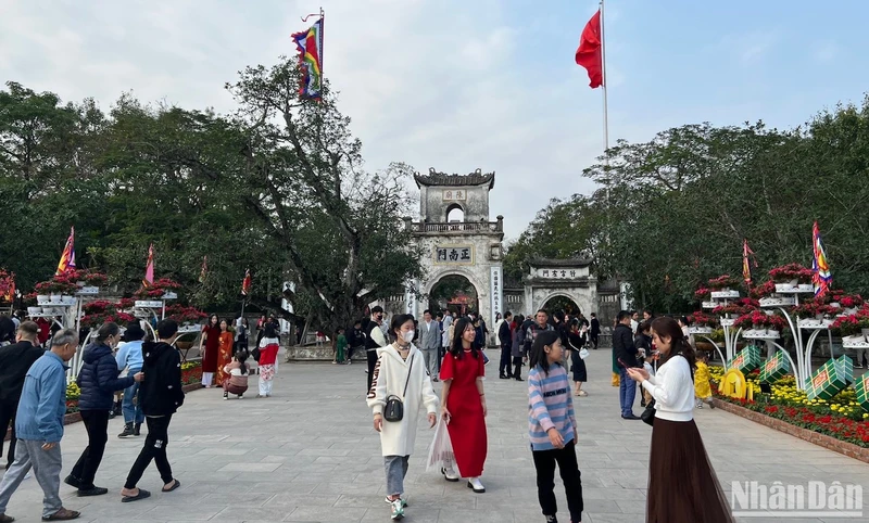 Người dân Nam Định tấp nập đến Đền Trần đi lễ, du xuân ngày đầu năm mới Giáp Thìn.
